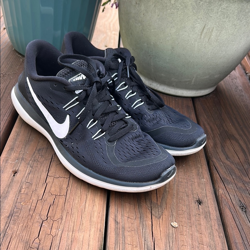 Nike Black and White Athletic Shoes with Breathable Mesh-FLEX 2017 RUN Size 9